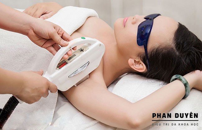 Phi eo kinh bo v mt hi thc hin th thut trit long bng laser